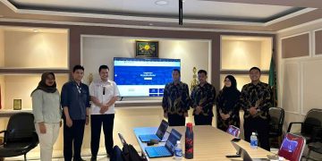 Tim Dosen dan Mahasiswa Informatika Digitalisasi SMA Medina Bandung melalui Website Profil Sekolah